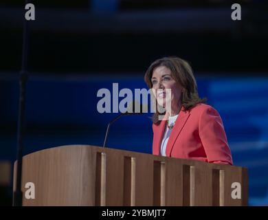 CHICAGO, Ill. – 19 août 2024 : la gouverneure de New York Kathy Hochul (d) s'adresse à la Convention nationale démocrate de 2024 au United Center à Chicago. Banque D'Images