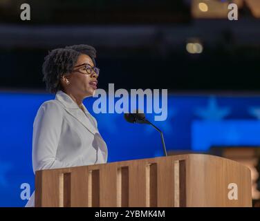 CHICAGO, Ill. – 19 août 2024 : Rep. Lauren Underwood (d-il) s'adresse à la Convention nationale démocrate de 2024 au United Center. Banque D'Images