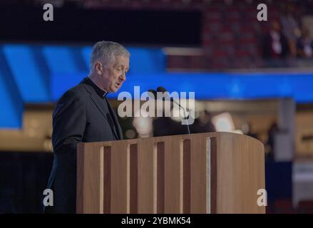 CHICAGO, Ill. – 19 août 2024 : le cardinal Blase Joseph Cupich, archevêque de Chicago, donne une invocation à la Convention nationale démocrate de 2024. Banque D'Images