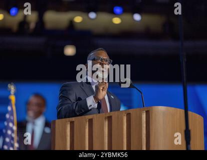 CHICAGO, Ill. – 19 août 2024 : le maire de Chicago Brandon Johnson (d) s'adresse à la Convention nationale démocrate de 2024 au United Center. Banque D'Images