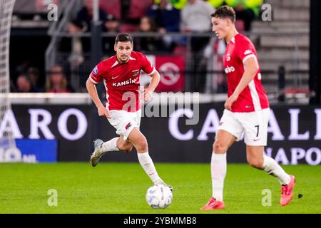 Alkmaar, pays-Bas. 19 octobre 2024. ALKMAAR, PAYS-BAS - 19 OCTOBRE : Kristijan Belic de l'AZ Alkmaar court avec le ballon pendant le match néerlandais Eredivisie entre l'AZ et le PSV au stade AFAS le 19 octobre 2024 à Alkmaar, pays-Bas. (Photo de Ed van de Pol/Orange Pictures) crédit : Orange pics BV/Alamy Live News Banque D'Images