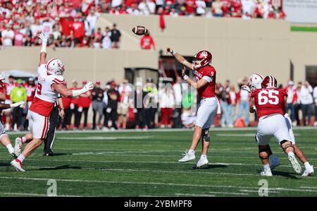 Bloomington, États-Unis. 19 octobre 2024. BLOOMINGTON, INDIANA - 19 OCTOBRE : le quarterback Kurtis Rourke (9 ans) des Indiana Hoosiers affronte le Nebraska lors d'un match de football de la NCAA le 19 octobre 2024 au Memorial Stadium de Bloomington, Indiana. ( Credit : Jeremy Hogan/Alamy Live News Banque D'Images