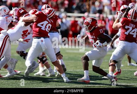 Bloomington, États-Unis. 19 octobre 2024. BLOOMINGTON, INDIANA - 19 OCTOBRE : Indiana Hoosiers Running back Ty son Lawton (17 ans) porte le ballon contre le Nebraska lors d'un match de football NCAA le 19 octobre 2024 au Memorial Stadium de Bloomington, Indiana. ( Credit : Jeremy Hogan/Alamy Live News Banque D'Images