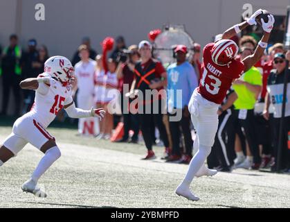 Bloomington, États-Unis. 19 octobre 2024. BLOOMINGTON, INDIANA - 19 OCTOBRE : Elijah Sarratt (13 ans), receveur des Hoosiers de l'Indiana, fait une prise contre le Nebraska lors d'un match de football de la NCAA le 19 octobre 2024 au Memorial Stadium de Bloomington, Indiana. ( Credit : Jeremy Hogan/Alamy Live News Banque D'Images