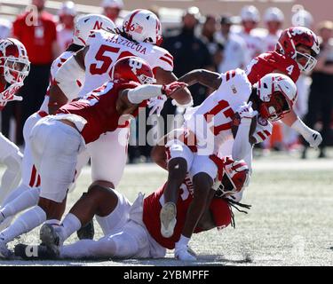 Bloomington, États-Unis. 19 octobre 2024. BLOOMINGTON, INDIANA - 19 OCTOBRE : les défenseurs de l'Université de l'Indiana s'attaquent au receveur des Cornhuskers du Nebraska Jacory Barney Jr. (17 ans) lors d'un match de football de la NCAA le 19 octobre 2024 au Memorial Stadium de Bloomington, Indiana. ( Credit : Jeremy Hogan/Alamy Live News Banque D'Images