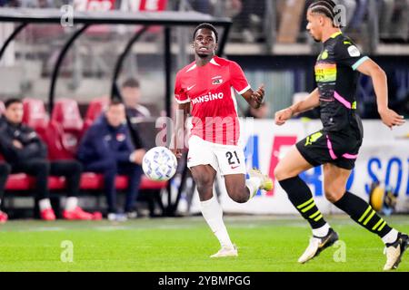 Alkmaar, pays-Bas. 19 octobre 2024. ALKMAAR, PAYS-BAS - 19 OCTOBRE : Ernest Poku de l'AZ Alkmaar court avec le ballon pendant le match néerlandais Eredivisie entre l'AZ et le PSV au stade AFAS le 19 octobre 2024 à Alkmaar, pays-Bas. (Photo de Ed van de Pol/Orange Pictures) crédit : Orange pics BV/Alamy Live News Banque D'Images