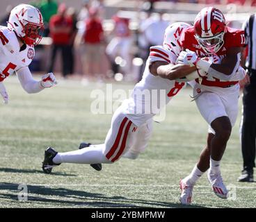 Bloomington, États-Unis. 19 octobre 2024. BLOOMINGTON, INDIANA - 19 OCTOBRE : Indiana Hoosiers Running back Ty son Lawton (17 ans) porte le ballon contre le Nebraska lors d'un match de football NCAA le 19 octobre 2024 au Memorial Stadium de Bloomington, Indiana. ( Credit : Jeremy Hogan/Alamy Live News Banque D'Images