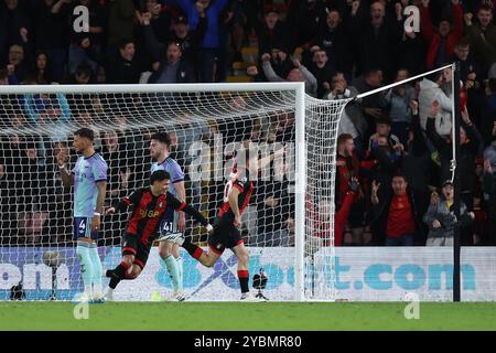 Ryan Christie de Bournemouth (à droite) célèbre après avoir marqué le but d'ouverture du match lors du match de premier League au Vitality Stadium de Bournemouth. Date de la photo : samedi 19 octobre 2024. Banque D'Images