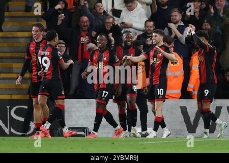 Ryan Christie de Bournemouth (deuxième à droite) célèbre avec ses coéquipiers après avoir marqué le but d'ouverture du match lors du match de premier League au Vitality Stadium de Bournemouth. Date de la photo : samedi 19 octobre 2024. Banque D'Images