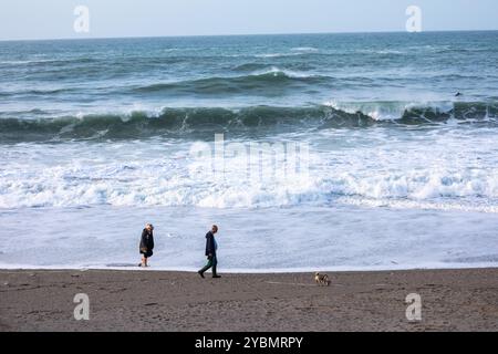 PorTreath, Cornwall, 19 octobre 2024, les gens étaient dehors pour une promenade le soir sur la plage de PorTreath, Cornwall. Le ciel était bleu avec un soleil glorieux et 13C faisant un beau changement après toutes les précipitations récentes. La mer était agitée après les récents vents et devant la tempête Ashley. Crédit : Keith Larby/Alamy Live News Banque D'Images