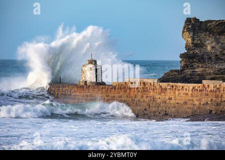 PorTreath, Cornwall, 19 octobre 2024, les gens étaient dehors pour une promenade le soir sur la plage de PorTreath, Cornwall. Le ciel était bleu avec un soleil glorieux et 13C faisant un beau changement après toutes les précipitations récentes. La mer était agitée après les récents vents et devant la tempête Ashley. Crédit : Keith Larby/Alamy Live News Banque D'Images