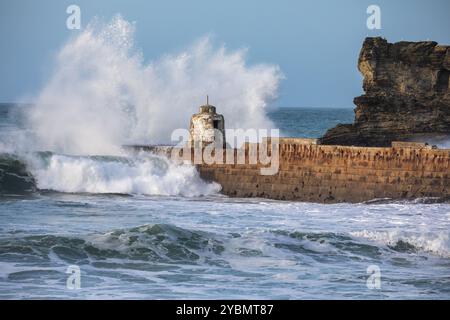 PorTreath, Cornwall, 19 octobre 2024, les gens étaient dehors pour une promenade le soir sur la plage de PorTreath, Cornwall. Le ciel était bleu avec un soleil glorieux et 13C faisant un beau changement après toutes les précipitations récentes. La mer était agitée après les récents vents et devant la tempête Ashley. Crédit : Keith Larby/Alamy Live News Banque D'Images