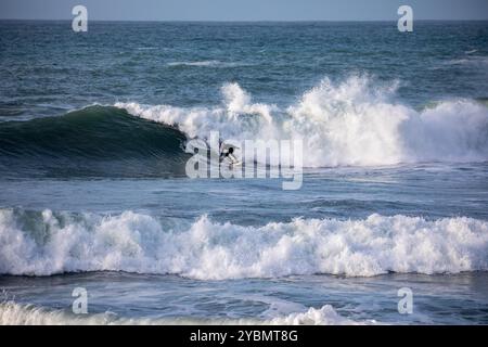 PorTreath, Cornwall, 19 octobre 2024, les gens étaient dehors pour une promenade le soir sur la plage de PorTreath, Cornwall. Le ciel était bleu avec un soleil glorieux et 13C faisant un beau changement après toutes les précipitations récentes. La mer était agitée après les récents vents et devant la tempête Ashley. Crédit : Keith Larby/Alamy Live News Banque D'Images