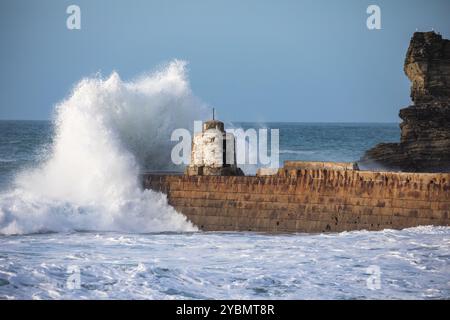 PorTreath, Cornwall, 19 octobre 2024, les gens étaient dehors pour une promenade le soir sur la plage de PorTreath, Cornwall. Le ciel était bleu avec un soleil glorieux et 13C faisant un beau changement après toutes les précipitations récentes. La mer était agitée après les récents vents et devant la tempête Ashley. Crédit : Keith Larby/Alamy Live News Banque D'Images