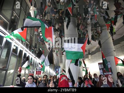 Birmingham, Angleterre, Royaume-Uni. 19 octobre 2024. Les manifestants défilent à travers le passage souterrain avec leurs reflets visibles sur le toit pendant la manifestation. Les manifestants se rassemblent pour marcher contre la BBC et Western Media. Les manifestants affirment que les médias n'ont même pas été lâchés lorsqu'ils rapportent des nouvelles du moyen-Orient, déformant les événements à Gaza et au Liban en faveur du régime israélien. Ils estiment que ce comportement rend ces organisations complices de ce qu'ils considèrent comme un génocide du peuple palestinien. Banque D'Images