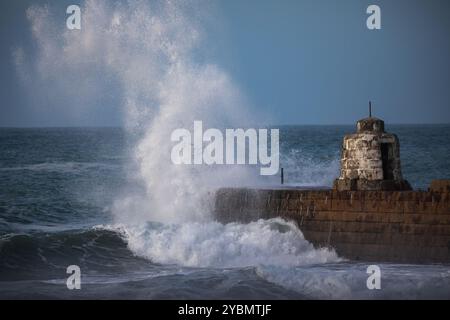 PorTreath, Cornwall, 19 octobre 2024, les gens étaient dehors pour une promenade le soir sur la plage de PorTreath, Cornwall. Le ciel était bleu avec un soleil glorieux et 13C faisant un beau changement après toutes les précipitations récentes. La mer était agitée après les récents vents et devant la tempête Ashley. Crédit : Keith Larby/Alamy Live News Banque D'Images