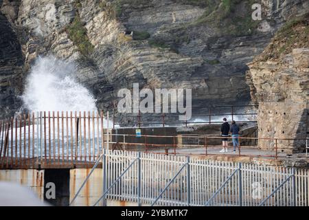 PorTreath, Cornwall, 19 octobre 2024, les gens étaient dehors pour une promenade le soir sur la plage de PorTreath, Cornwall. Le ciel était bleu avec un soleil glorieux et 13C faisant un beau changement après toutes les précipitations récentes. La mer était agitée après les récents vents et devant la tempête Ashley. Crédit : Keith Larby/Alamy Live News Banque D'Images