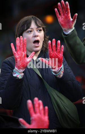 Birmingham, Angleterre, Royaume-Uni. 19 octobre 2024. Un manifestant lève les mains rouges signifiant le sang sur les mains des médias pendant la manifestation. Les manifestants se rassemblent pour marcher contre la BBC et Western Media. Les manifestants affirment que les médias n'ont même pas été lâchés lorsqu'ils rapportent des nouvelles du moyen-Orient, déformant les événements à Gaza et au Liban en faveur du régime israélien. Ils estiment que ce comportement rend ces organisations complices de ce qu'ils considèrent comme un génocide du peuple palestinien. Banque D'Images