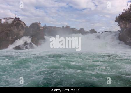 Vue sur les chutes du Rhin depuis le bateau. La plus grande cascade d'Europe, située à la frontière de la Suisse et de l'Allemagne, près de Schaffhausen. Vue panoramique Banque D'Images