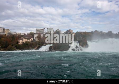 Vue sur les chutes du Rhin depuis le bateau. La plus grande cascade d'Europe, située à la frontière de la Suisse et de l'Allemagne, près de Schaffhausen. Vue panoramique Banque D'Images