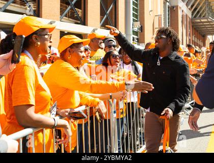 19 octobre 2024 : Dylan Sampson #6 des volontaires du Tennessee pendant la marche vol avant le match de football de la NCAA entre les volontaires de l'Université du Tennessee et l'Université de l'Alabama Crimson Tide au stade Neyland à Knoxville TN Tim Gangloff/CSM Banque D'Images