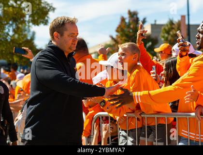 19 octobre 2024 : Josh Heupel, entraîneur-chef des volontaires du Tennessee, lors de la vol Walk avant le match de football de la NCAA entre les volontaires de l'Université du Tennessee et l'Université de l'Alabama Crimson Tide au Neyland Stadium de Knoxville TN Tim Gangloff/CSM Banque D'Images