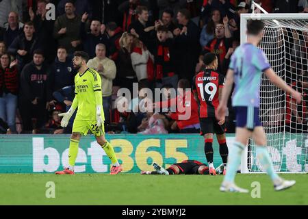 Le gardien de l'Arsenal David Raya (à gauche) réagit après avoir faussé Evanilson de Bournemouth dans la case de penalty lors du match de premier League au Vitality Stadium de Bournemouth. Date de la photo : samedi 19 octobre 2024. Banque D'Images