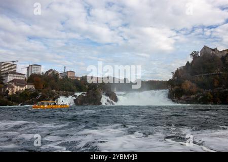 Vue sur les chutes du Rhin depuis le bateau. La plus grande cascade d'Europe, située à la frontière de la Suisse et de l'Allemagne, près de Schaffhausen. Vue panoramique Banque D'Images