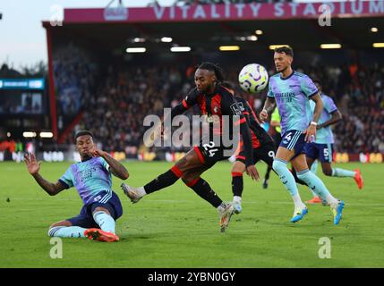 Vitality Stadium, Boscombe, Dorset, Royaume-Uni. 19 octobre 2024. Premier League Football, AFC Bournemouth contre Arsenal ; Semenyo de Bournemouth tire au but crédit : action plus Sports/Alamy Live News Banque D'Images