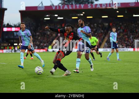 Vitality Stadium, Boscombe, Dorset, Royaume-Uni. 19 octobre 2024. Premier League Football, AFC Bournemouth contre Arsenal ; Semenyo de Bournemouth tire au but crédit : action plus Sports/Alamy Live News Banque D'Images