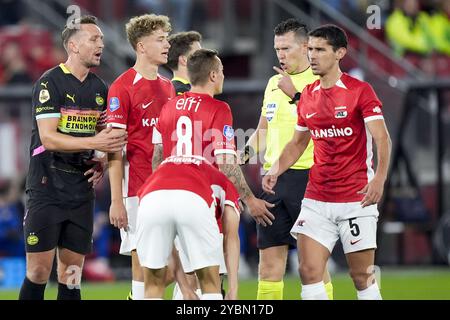 Alkmaar, pays-Bas. 19 octobre 2024. ALKMAAR, 19-10-2024, stade AFAS, saison 2024/2025, Football Néerlandais Eredivisie entre AZ et PSV, protestation des joueurs AZ crédit : Pro Shots/Alamy Live News Banque D'Images
