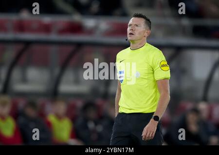 Alkmaar, pays-Bas. 19 octobre 2024. ALKMAAR, 19-10-2024, stade AFAS, saison 2024/2025, Football Néerlandais Eredivisie entre l'AZ et le PSV, arbitre Allard Lindhout crédit : Pro Shots/Alamy Live News Banque D'Images