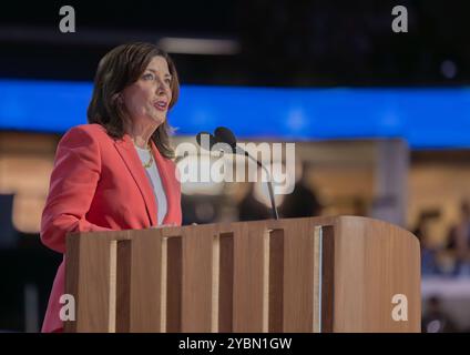 CHICAGO, Ill. – 19 août 2024 : la gouverneure de New York Kathy Hochul (d) s'adresse à la Convention nationale démocrate de 2024 au United Center à Chicago. Banque D'Images