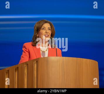 CHICAGO, Ill. – 19 août 2024 : la gouverneure de New York Kathy Hochul (d) s'adresse à la Convention nationale démocrate de 2024 au United Center à Chicago. Banque D'Images