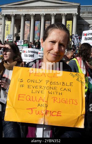 Le 19 octobre 2024, des personnes se rassemblent sur Trafalgar Square pour protester en faveur de la Palestine, réclamant un cessez-le-feu et la fin des bombardements de Gaza an Banque D'Images