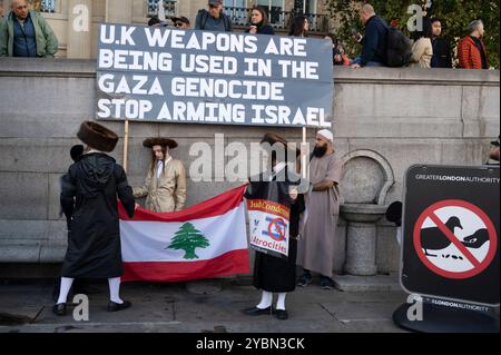 19 octobre 2024 des personnes se rassemblent sur Trafalgar Square pour protester en faveur de la Palestine, y compris des membres de Neturei Karta Banque D'Images