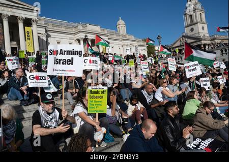 Le 19 octobre 2024, des personnes se rassemblent sur Trafalgar Square pour protester en faveur de la Palestine, réclamant un cessez-le-feu et la fin des bombardements de Gaza an Banque D'Images