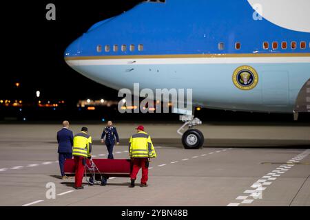 Tapis rouge déroulé lors de l'arrivée du président américain JOE BIDEN à l'aéroport Berlins Berlin-Brandebourg avec l'avion présidentiel Air Force One. Berlin *** tapis rouge déployé lors de l'arrivée du président américain JOE BIDEN à l'aéroport de Berlins Berlin Brandenburg avec l'avion présidentiel Air Force One Berlin Banque D'Images