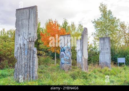 Rappelant de façon vivante la guerre froide, ces sections du mur de Berlin sont exposées sur le campus agricole de l'Université Dalhousie à Truro Nova SC Banque D'Images