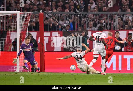 Strafraumszene, Torraumszene Torwart Alexander Nuebel VfB Stuttgart (33) Aktion Torschuss Aktion Torchance Konrad Laimer FC Bayern Muenchen FCB (27), GER, FC Bayern Muenchen gegen VfB Stuttgart, Fussball, Bundesliga, 7. Spieltag, Spielzeit 2024/2025, 19.10.2024. LES RÈGLEMENTS DU LDF INTERDISENT TOUTE UTILISATION DE PHOTOGRAPHIES COMME SÉQUENCES D'IMAGES ET/OU QUASI-VIDÉO. Foto : Eibner-Pressefoto/Michael Weber Banque D'Images