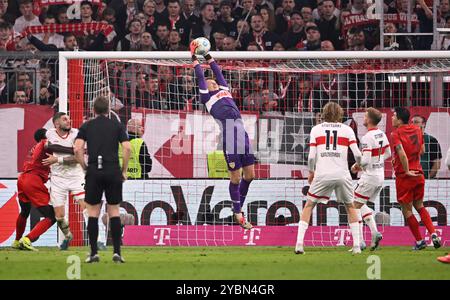 Strafraumszene, Torraumszene Torwart Alexander Nuebel VfB Stuttgart (33) Aktion, GER, FC Bayern Muenchen gegen VfB Stuttgart, Fussball, Bundesliga, 7. Spieltag, Spielzeit 2024/2025, 19.10.2024. LES RÈGLEMENTS DU LDF INTERDISENT TOUTE UTILISATION DE PHOTOGRAPHIES COMME SÉQUENCES D'IMAGES ET/OU QUASI-VIDÉO. Foto : Eibner-Pressefoto/Michael Weber Banque D'Images