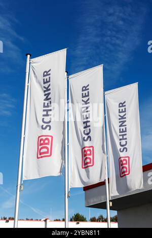 Eching, Allemagne. 17 octobre 2024. Le logo DB Schenker est visible sur les drapeaux du site d'Eching (Bavière) le 17 octobre 2024. Sous la marque DB Schenker, Deutsche Bahn AG gère le segment d'activité de tous les services de transport et de logistique du groupe DB. Le Conseil de surveillance de Deutsche Bahn a approuvé la vente de la filiale logistique DB Schenker à DSV. Crédit : Matthias Balk/dpa/Alamy Live News Banque D'Images