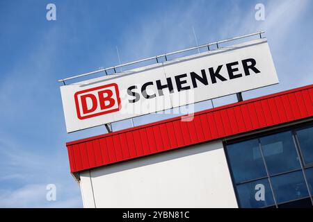 Eching, Allemagne. 17 octobre 2024. Le logo DB Schenker est visible sur un bâtiment du site d'Eching (Bavière) le 17 octobre 2024. Sous la marque DB Schenker, Deutsche Bahn AG gère le segment d'activité de tous les services de transport et de logistique du groupe DB. Le Conseil de surveillance de Deutsche Bahn a approuvé la vente de la filiale logistique DB Schenker à DSV. Crédit : Matthias Balk/dpa/Alamy Live News Banque D'Images