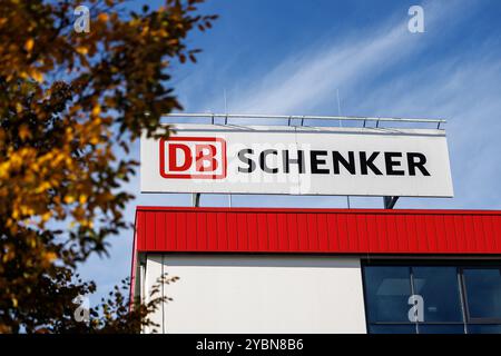 Eching, Allemagne. 17 octobre 2024. Le logo DB Schenker est visible sur un bâtiment du site d'Eching (Bavière) le 17 octobre 2024. Sous la marque DB Schenker, Deutsche Bahn AG gère le segment d'activité de tous les services de transport et de logistique du groupe DB. Le Conseil de surveillance de Deutsche Bahn a approuvé la vente de la filiale logistique DB Schenker à DSV. Crédit : Matthias Balk/dpa/Alamy Live News Banque D'Images