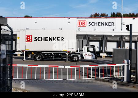 Eching, Allemagne. 17 octobre 2024. Le logo DB Schenker est visible sur un conteneur sur le site d'Eching (Bavière) le 17 octobre 2024. Sous la marque DB Schenker, Deutsche Bahn AG gère le segment d'activité de tous les services de transport et de logistique du groupe DB. Le Conseil de surveillance de Deutsche Bahn a approuvé la vente de la filiale logistique DB Schenker à DSV. Crédit : Matthias Balk/dpa/Alamy Live News Banque D'Images