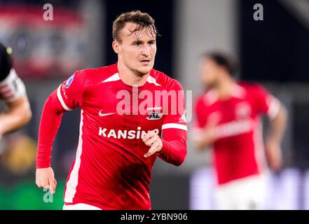 Alkmaar, pays-Bas. 19 octobre 2024. ALKMAAR, PAYS-BAS - 19 OCTOBRE : Peer Koopmeiners de l'AZ Alkmaar regarde pendant le match néerlandais Eredivisie entre l'AZ et le PSV au stade AFAS le 19 octobre 2024 à Alkmaar, pays-Bas. (Photo de Ed van de Pol/Orange Pictures) crédit : Orange pics BV/Alamy Live News Banque D'Images
