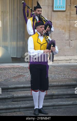 Oviedo, Espagne, 19 octobre 2024 : un cornemuse jouant de la cornemuse lors de l'arrivée de Cristina de Middel, Prix Princesse des Asturies pour Concord à Oviedo, le 19 octobre 2024, à Oviedo, Espagne. Crédit : Alberto Brevers / Alamy Live News. Banque D'Images