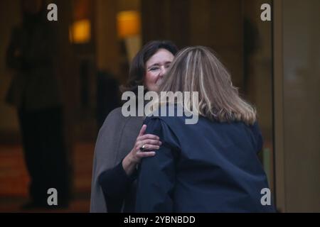 Oviedo, Espagne, 19 octobre 2024 : la directrice de la Fondation Princesse des Asturies, Teresa Sanjurjo (à gauche) donne deux baisers à la présidente de Magnum photos, Cristina de Middel (à droite) lors de son arrivée lors de l'arrivée de Cristina de Middel, Prix Princesse des Asturies pour Concord à Oviedo, le 19 octobre 2024, à Oviedo, Espagne. Crédit : Alberto Brevers / Alamy Live News. Banque D'Images