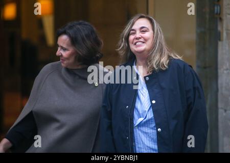 Oviedo, Espagne, 19 octobre 2024 : la directrice de la Fondation Princesse des Asturies, Teresa Sanjurjo (à gauche), explique à la présidente de Magnum photos, Cristina de Middel (à droite) où se tenir lors de l'arrivée de Cristina de Middel, Prix Princesse des Asturies pour Concord à Oviedo, le 19 octobre 2024, à Oviedo, Espagne. Crédit : Alberto Brevers / Alamy Live News. Banque D'Images