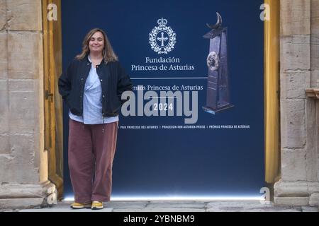 Oviedo, Espagne, 19 octobre 2024 : la présidente de Magnum photos, Cristina de Middel pose pour les médias lors de l'arrivée de Cristina de Middel, Prix Princesse des Asturies pour la Concorde à Oviedo, le 19 octobre 2024, à Oviedo, Espagne. Crédit : Alberto Brevers / Alamy Live News. Banque D'Images